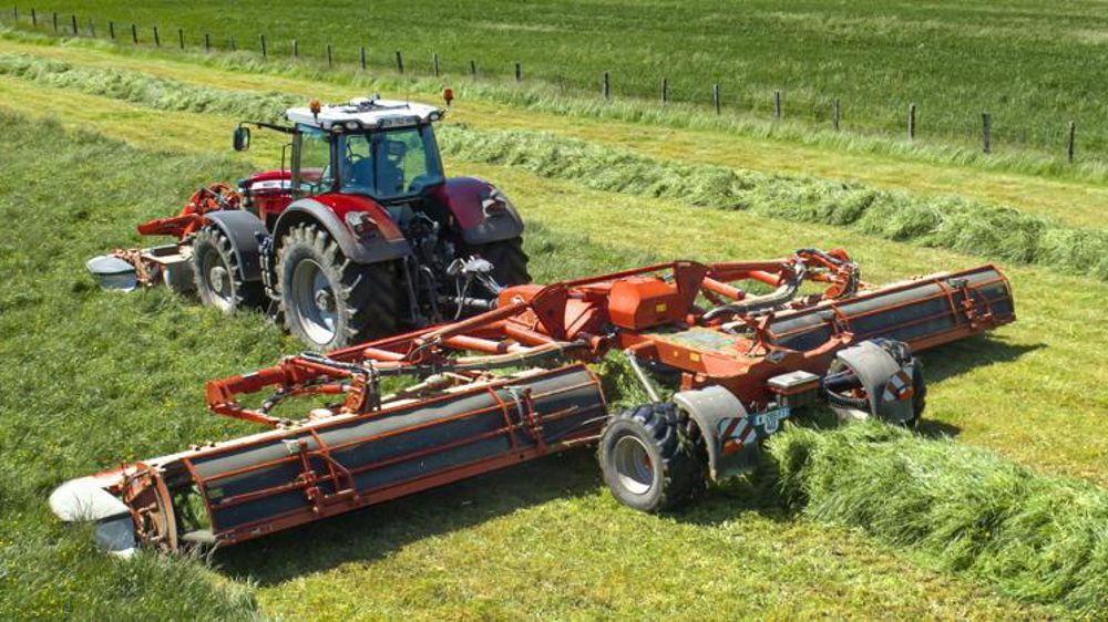 La faucheuse-conditionneuse FC 13460 RA de Kuhn travaille sur une largeur variable de 12,40 à 13,40 m. ©Kuhn